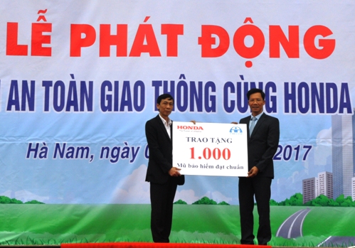 Công ty Honda Việt Nam trao tặng mũ bảo hiểm